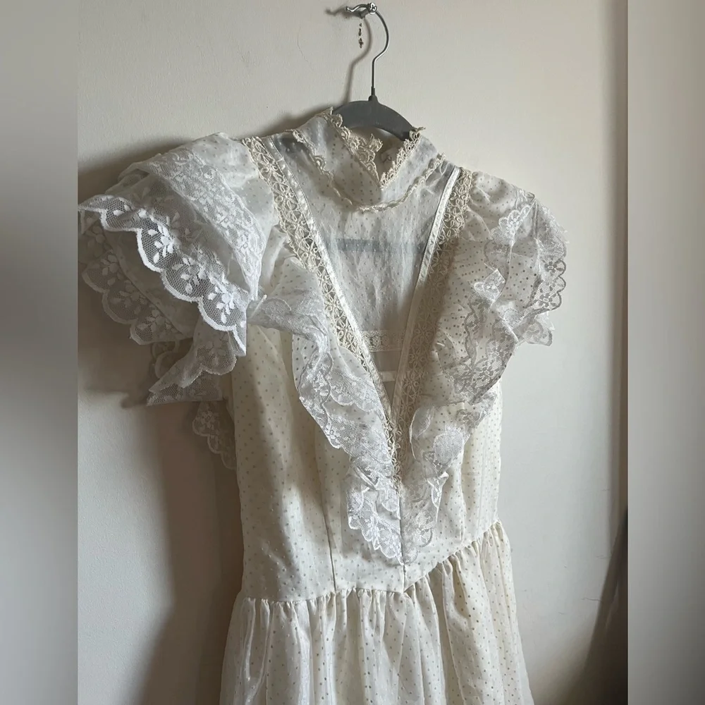 Vintage JCPenney Ivory Lace Wedding Dress - size 7/8 - Picture 5 of 16